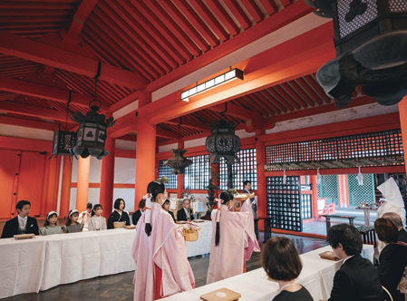【雅楽の“生演奏”による格式高い挙式】厳島神社では、雅楽の生演奏 が挙式中に流れます。 日本の古典音楽が響く中での挙式は、 格式と厳かさが段違いです。